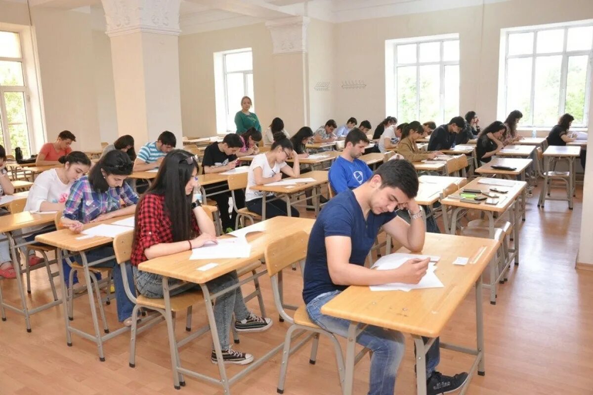 Нужно сдавать экзамены в техникуме. Экзамен в Азербайджане. Экзамены в Азербайджане 11 класс. Экзамены в 9 классе азербайджанской школе. Экзамен в вузе.