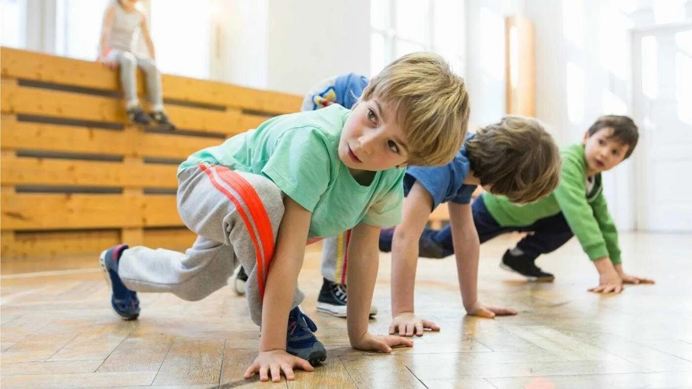 Развитие движений и действий. Спортивные дети. Дети на физкультуре. Физическое воспитание школьников. Физическое воспитание детей младшего школьного возраста.
