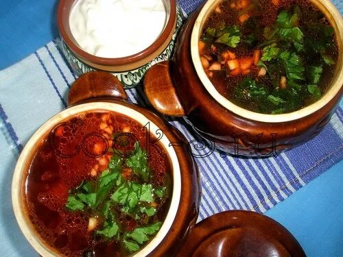 украинский борщ. борщ в горшочке из теста. борщ московский в горшочках. чанахи в горшочках в духовке. борщ в ресторане в горшочке с крышечкой.