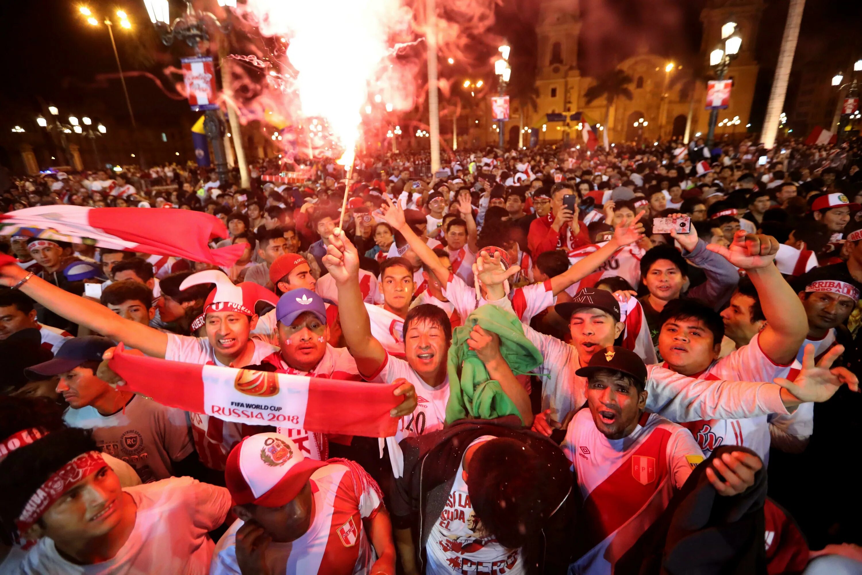 Fans go. Перу футбольные фанаты. Перу толпа. Сборная Перу по футболу болельщики.