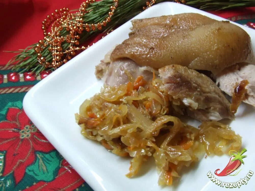 жареные свиные ножки. свиные ножки тушеные. жареные свиные ножки. жареная свиная нога. закуска из свиных ножек.