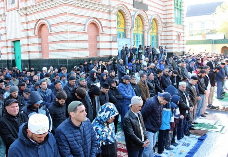 Совершение праздничного намаза ураза байрам. Ураза байрам в Москве. Мечеть в Москве. Праздничный намаз Ураза. Ураза-байрам 2022 мечеть в Москве.