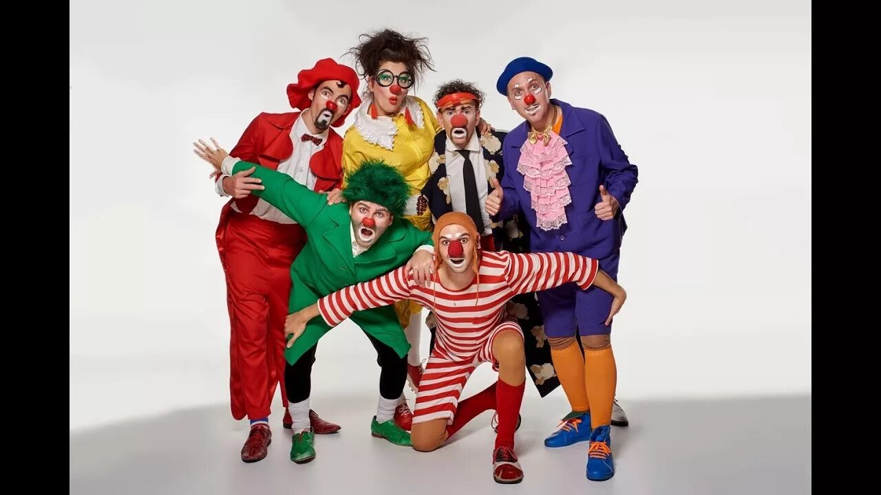 Магазин клоуна. Клоунский коллектив. Фотосессия группы клоунов. Магазин фу клоун группа. Российский клоунский коллектив.