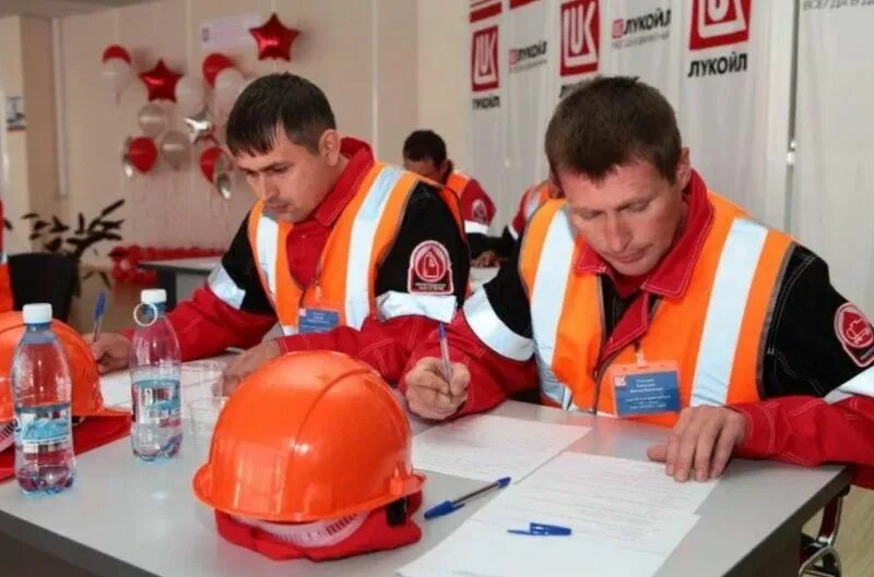 Лукойл презентация. Кассир азс лукойл. Лукойл сотрудники. Работа в лукойл вакансии. Работа в лукойл вакансии.