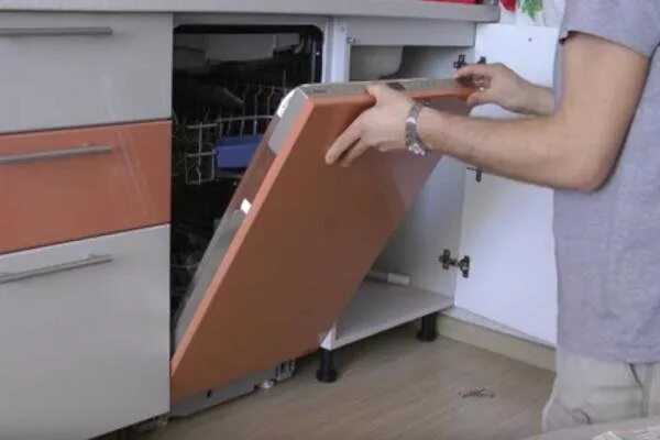 Крепление фасада посудомоечной машины ikea. Как прикрутить фасад к посудомоечной. Регулировка натяжения дверцы посудомоечной машины бош. Регулировка ножек посудомоечной машины teka. Крепление дверцы посудомоечной машины bosch.