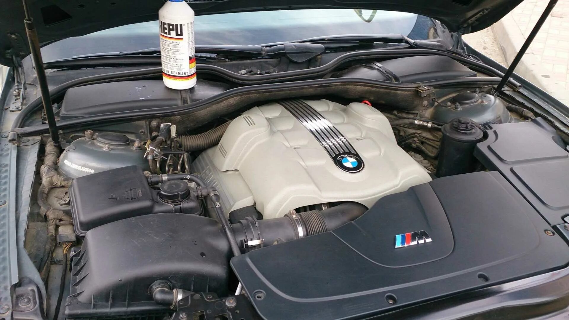 Тормозная жидкость BMW f30 оригинал. Мотор БМВ е65 3.6. Бачок охлаждающей жидкости BMW 630i. Охлаждающая жидкость BMW 730i.