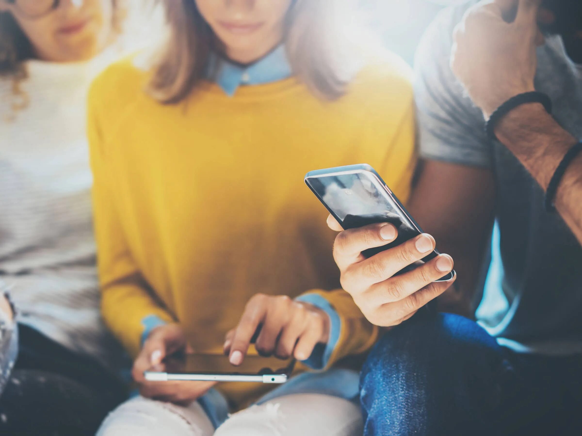 Гаджет в руке. Гаджеты для смартфона. Молодежь со смартфонами. Современный человек гаджеты. Современные гаджеты.
