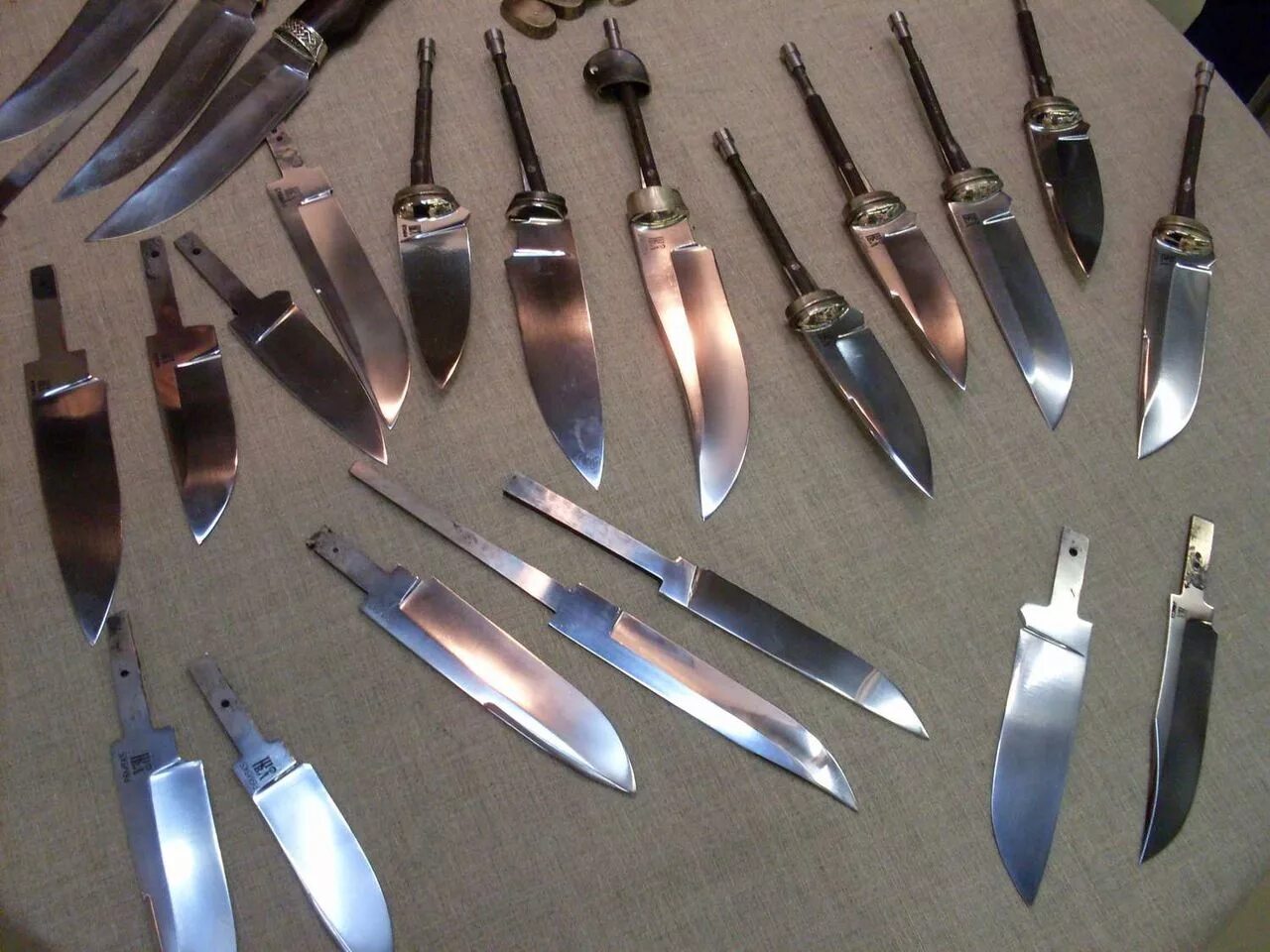 Мастерским заготовки. Мастерская Ульданова ножи. Клинки для ножей. Заготовки для ножей. Ножевые заготовки для клинков.