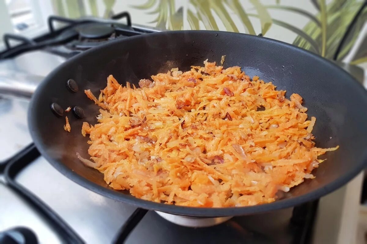 Жареное тесто с луком на сковороде. Овощная зажарка. Зажарка лук и морковь. Пассерованная морковь. Обжаренная морковь.