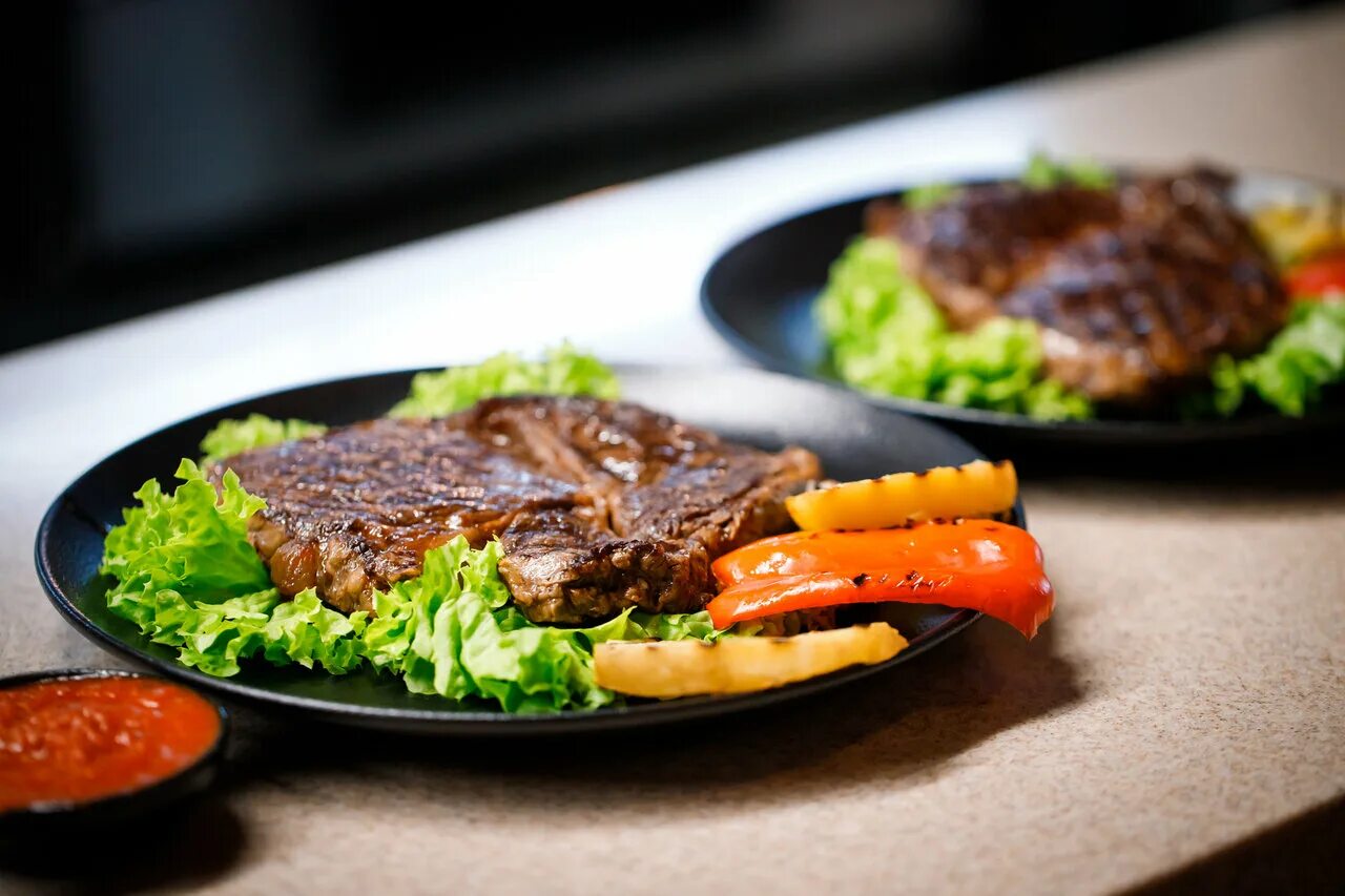 салат корн с морским гребешком и манговым соусом. где можно поесть в ростове. общепит на вокзалах. где можно поесть в красноярске. патисьер саратов меню.