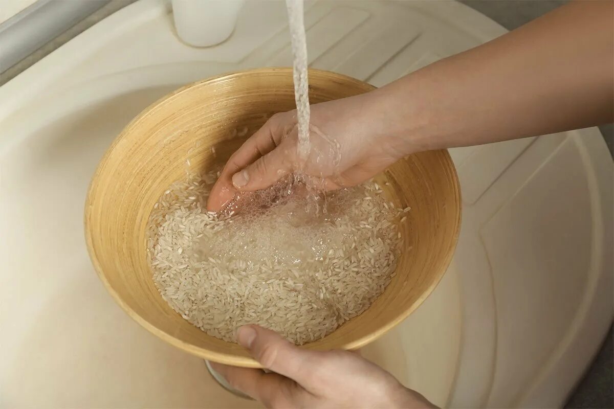 Какой водой промывают. Промыть глаз водой картинка. Замоченный рис. Промывание риса. Промывка риса.