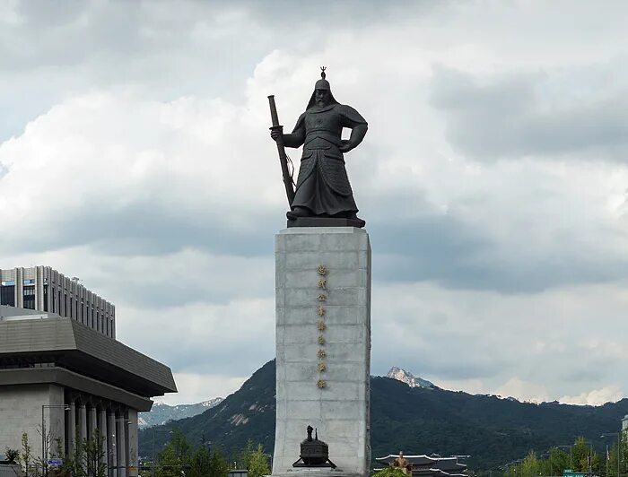 Ли сун сине. Ли Сунсин памятник в Сеуле. Статуя ли Сун сина. Адмирал ли Сун син. Памятник ли Сун сину в Сеуле.