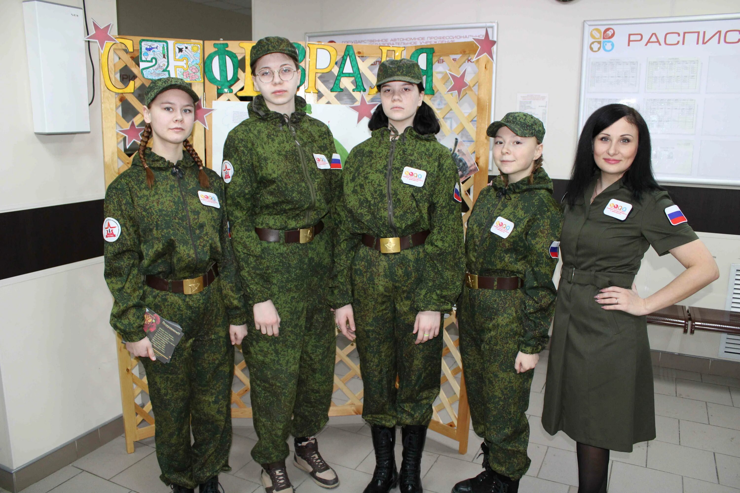 С днем защитника отечества душевные. Медицинский работник защитник отечества. Женщина защитница. Красивые пилотки девушек. Девушки защитники отечества.