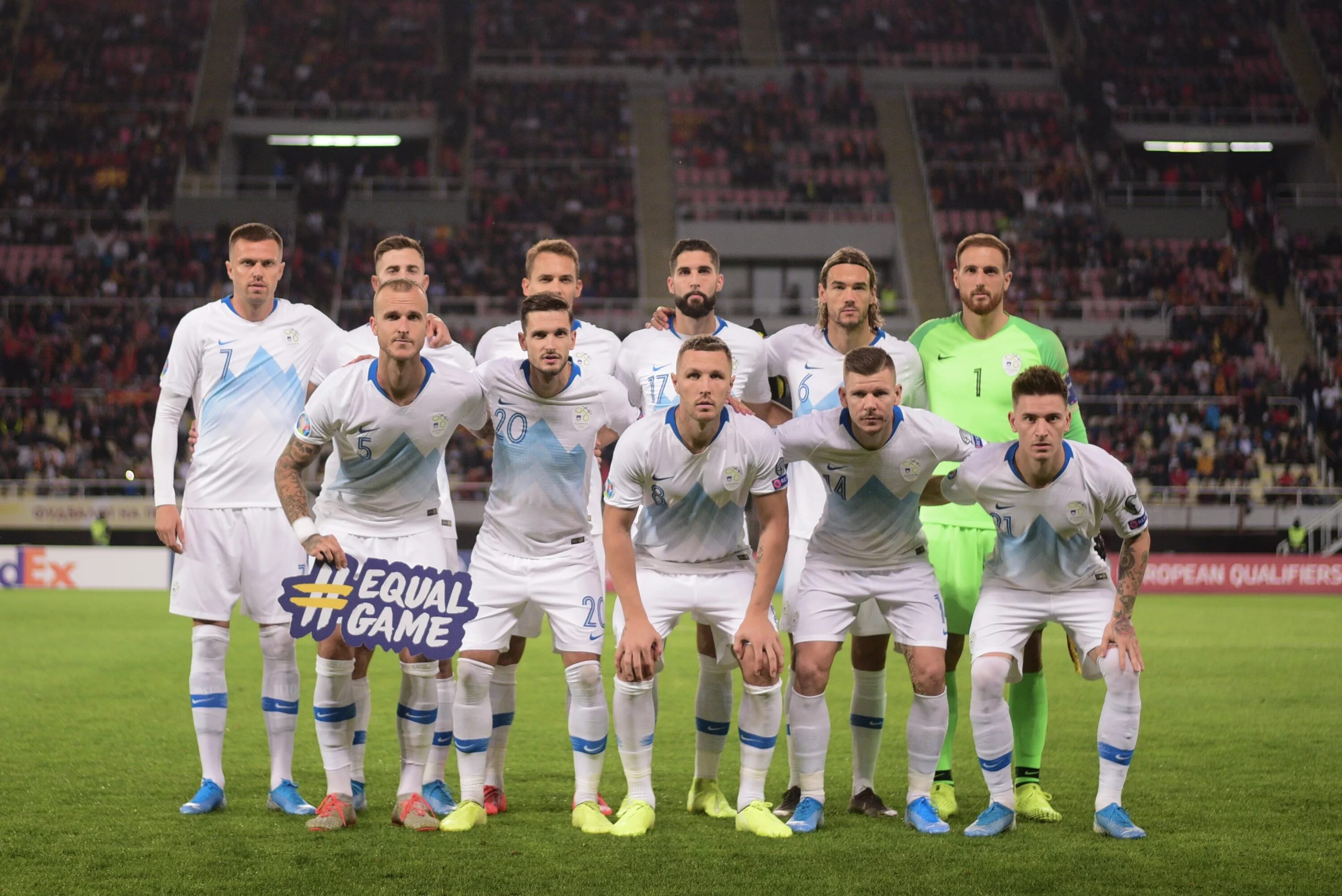 Slovenia football. Алжир футбольная команда. Slovenia football. Футбольная команда словении. Форма сборной словении по футболу.