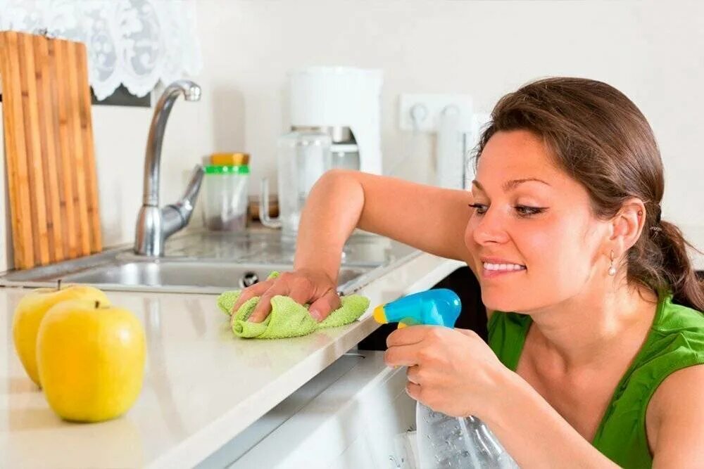 Чем можно мыть кухню. Уборка кухни. Женщина убирается на кухне. Чистота на кухне. Чистая кухня.