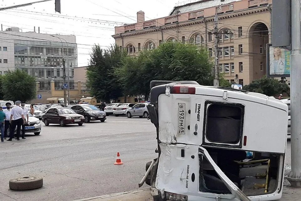 Перевернулась маршрутка сегодня. Перевернулась маршрутка во владикавказе. Авария в кургане автобус перевертыш. Перевернулась маршрутка сегодня. Перевернутая маршрутка.