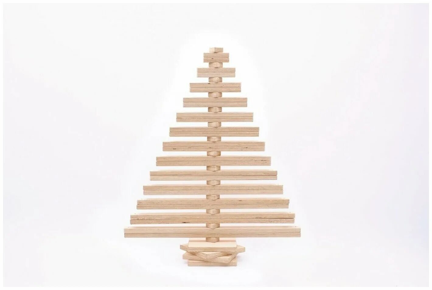 Новогодняя елка из деревяшек. Елка из деревянных реек. Елка из реек. Деревянная елка большая. Елка из дощечек.