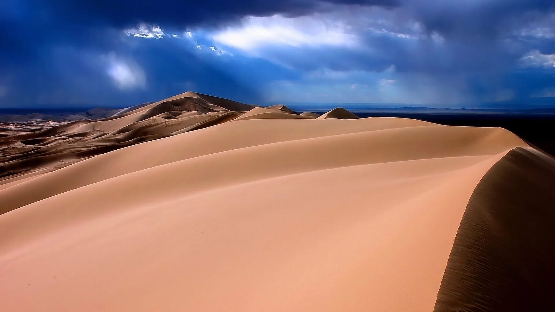 Бархан Сарыкум. Пустыня Барханы Оазис. Дюны в пустыне Гоби. Песчаный Бархан Сарыкум.
