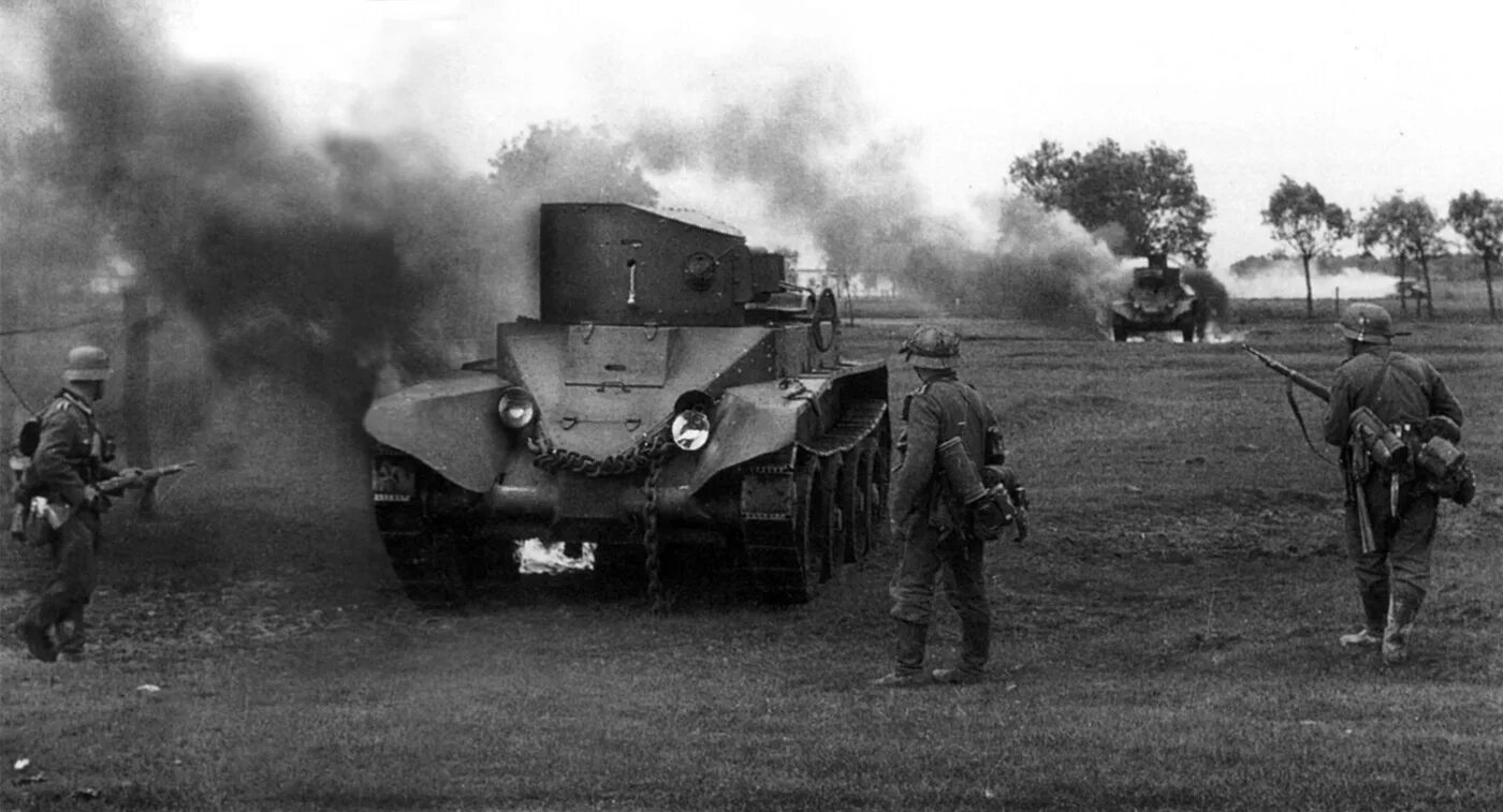 3 июля 41 года. Солдаты вермахта 22 июня 1941. лето 1941 года подбитый танк бт. наступление вермахта 1941. operation barbarossa 1941.