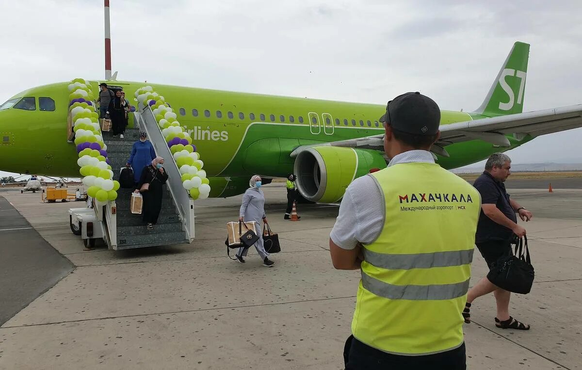 Самолеты s7 Airlines Новосибирск. S7 Airlines аэропорт Новосибирск. Аэропорт Махачкала 2022. S7 Airlines аэропорт в Москве. Самолет 1 июля