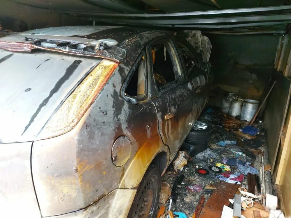 Сгоревшая калина. Горелый гараж. Сгорела десятка в гараже. Саратовская область сгорел автомобиль. Пожар Фоки.