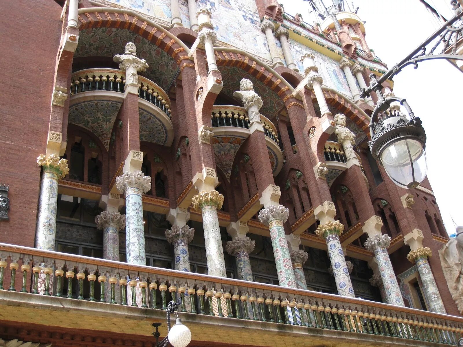 Сайт дворец музыки. Palau de la música Catalana Барселона. Дворец каталонской музыки, Барселона Архитектор. Дом каноников Барселона дворец женералитета Барселона. Palau de la musica Catalana Барселона театр снаружи.