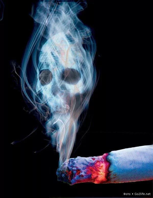 Люди умирают от сигарет. Табачный дым. Сигаретный дым. Легкие в дыму.