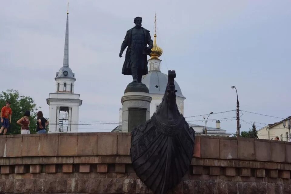 Памятник хождение за три. Памятник Афанасию Никитину в Твери. Памятник Афанасию Никитину в Твери марка. Хождение за три моря фото памятник.