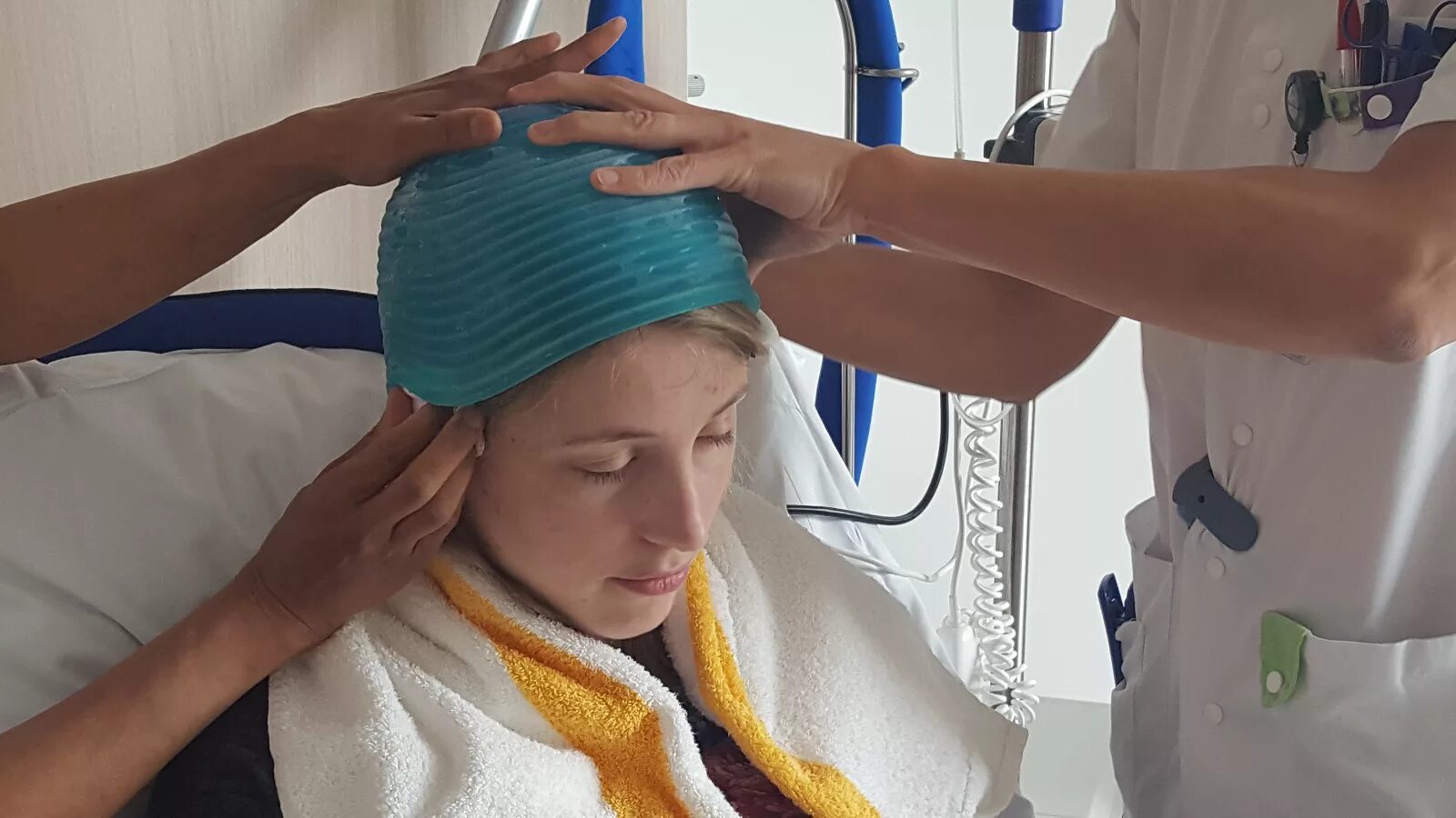 Волосы на голове после химиотерапии. Короткие стрижки при химиотерапии. Шлем для химиотерапии. Стрижка волос при химиотерапии. Короткие стрижки для женщин при химиотерапии.