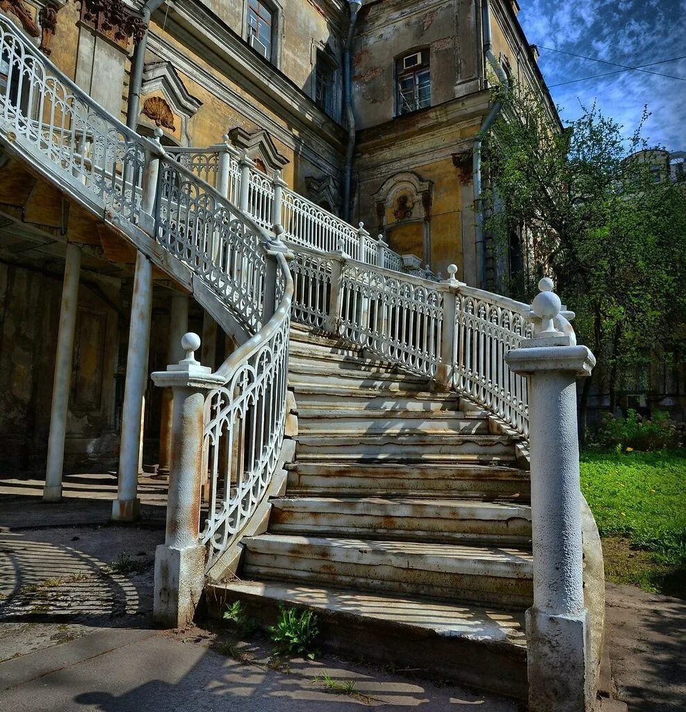 В усадьбе был старинный. Усадьба Демидова на Гривцова. Усадьба Демидовых СПБ пер Гривцова. Демидовская усадьба Кыштым. Особняк Демидова в переулке Гривцова в СПБ..