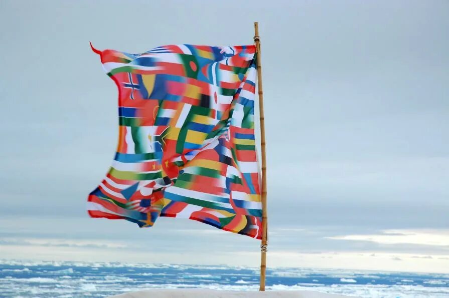 Флаг Антарктики. Флаг Антарктиды. Флаги стран Антарктиды. Флаги государств в Антарктике.