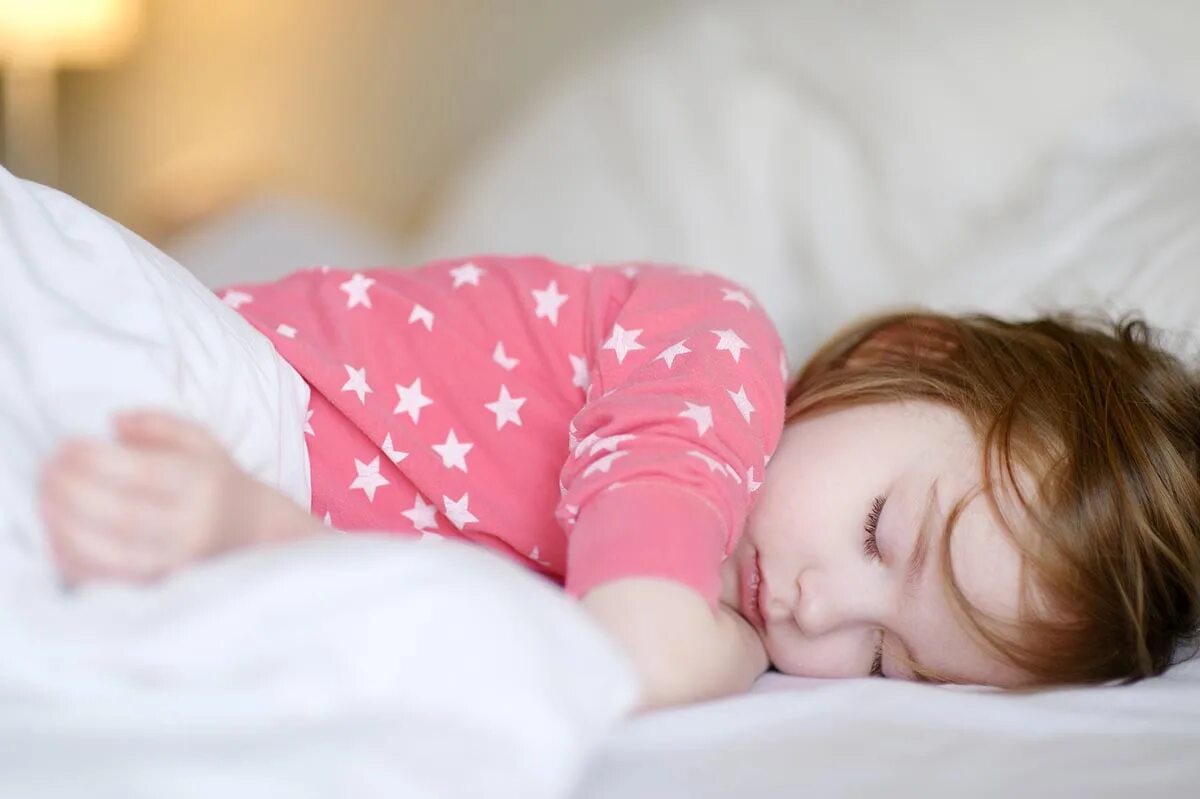 Ребёнок не засыпает. Сон годовалого ребенка. Baby on bed. Ребенок дольше спал. Спящий ребенок.