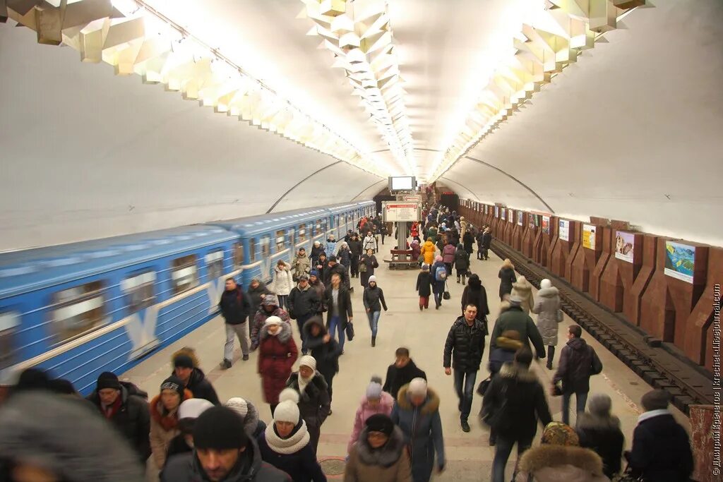 До каких работает переход в метро. Новосибирское метро час пик. метро новосибирск час пик. час пик в новосибирском метрополитене. интервал движения метро новосибирск.
