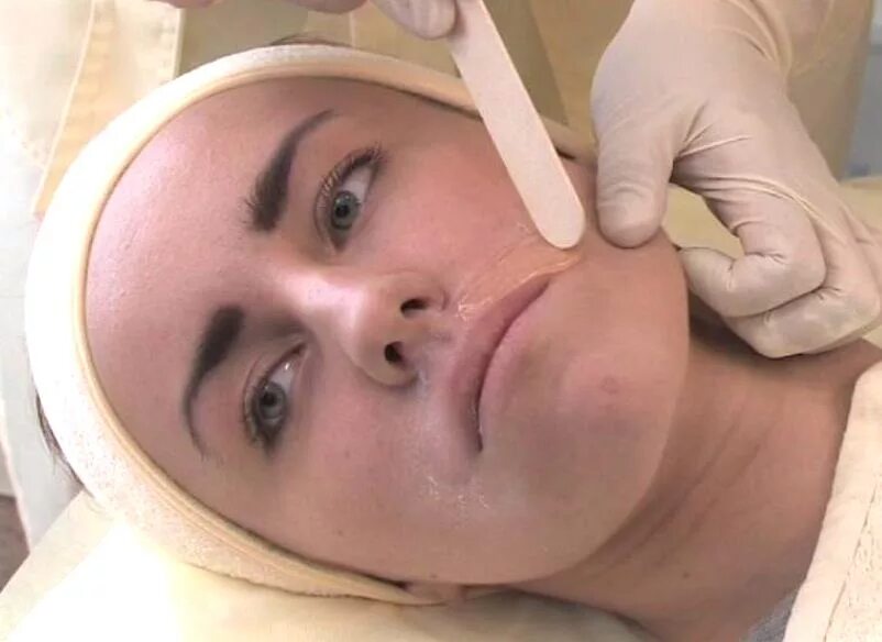 депиляция лица. депиляция лица видео. эпиляция бровей. воск для депиляции бровей. депиляция лица видео.