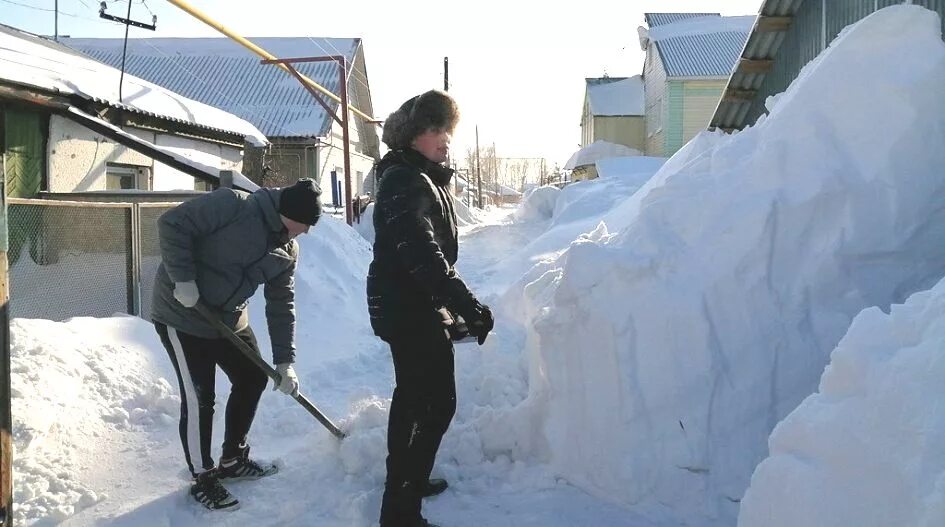 Чистить много снега. Сугробы в частном секторе. чистка снега на участке. уборка снега в частном доме. уборка снега в частном секторе.