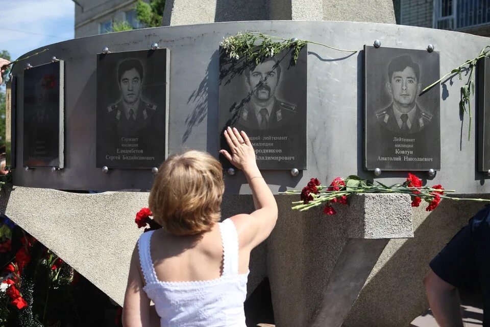 Захват больницы в буденновске. Штурм больницы в буденновске 1995. Буденновск операция. Басаев захват больницы буденновск. Буденновск операция.