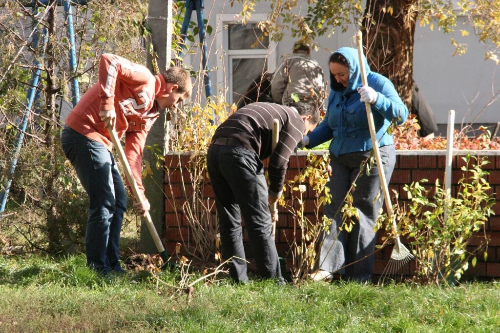 Уборка территории. Уборка двора. Осенние хлопоты человека. Убираться в родительском доме