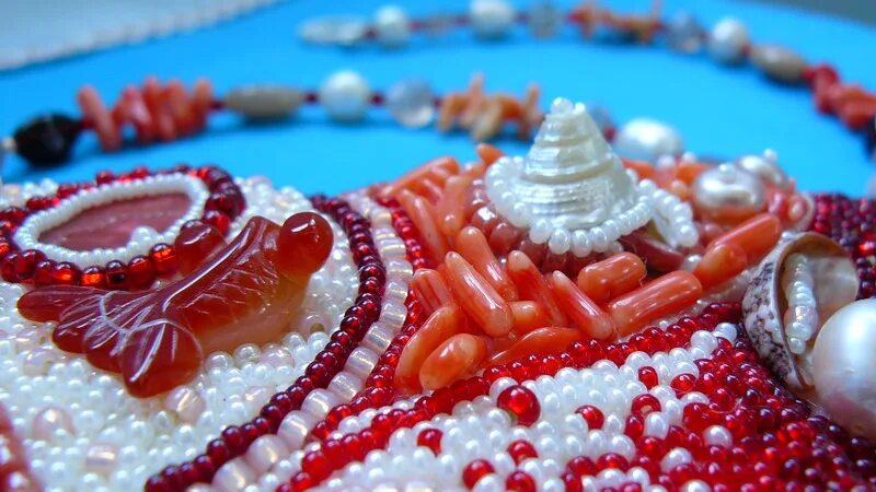 Брошь из коралла. Charm 4196 оранжевый коралл. Жемчуг коралл янтарь. Украшения из кораллов и жемчуга. Дворец из кораллов и жемчуга.