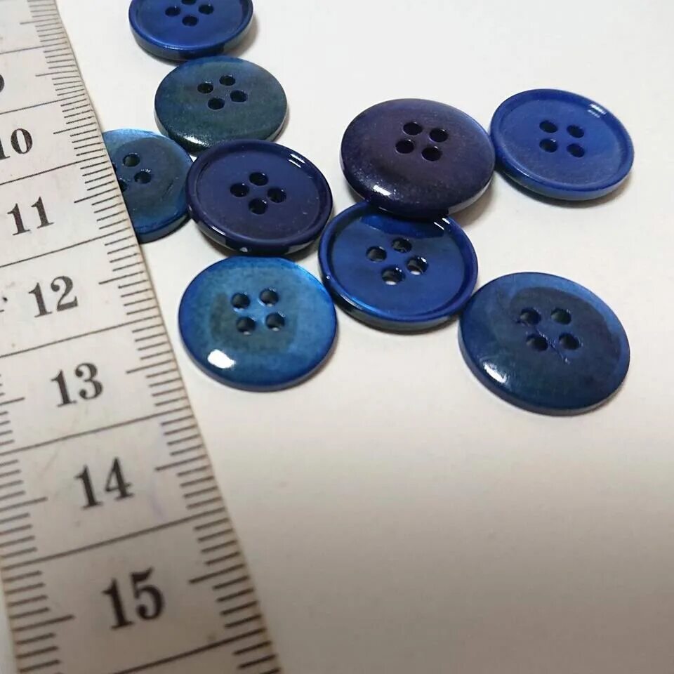 Оранжевая пуговица. Пуговицы разные. Яркие пуговицы. Пуговки разноцветные. Интересные пуговицы.