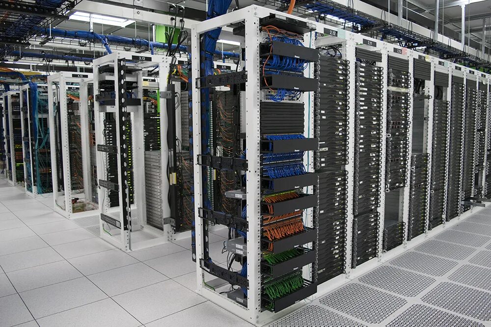 Large hosting. Large hosting. Защита сервера. Серверная. М4 мэйнфрейм.