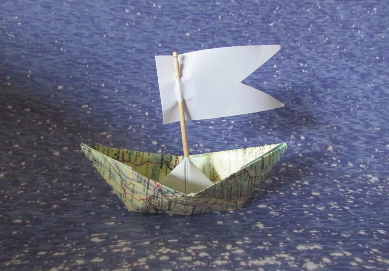 Кораблик из бумаги пускать. Оригами Фрегат кораблик. Бумажный кораблик оригами. Корабль с парусами из бумаги. Поделка парусник из бумаги.