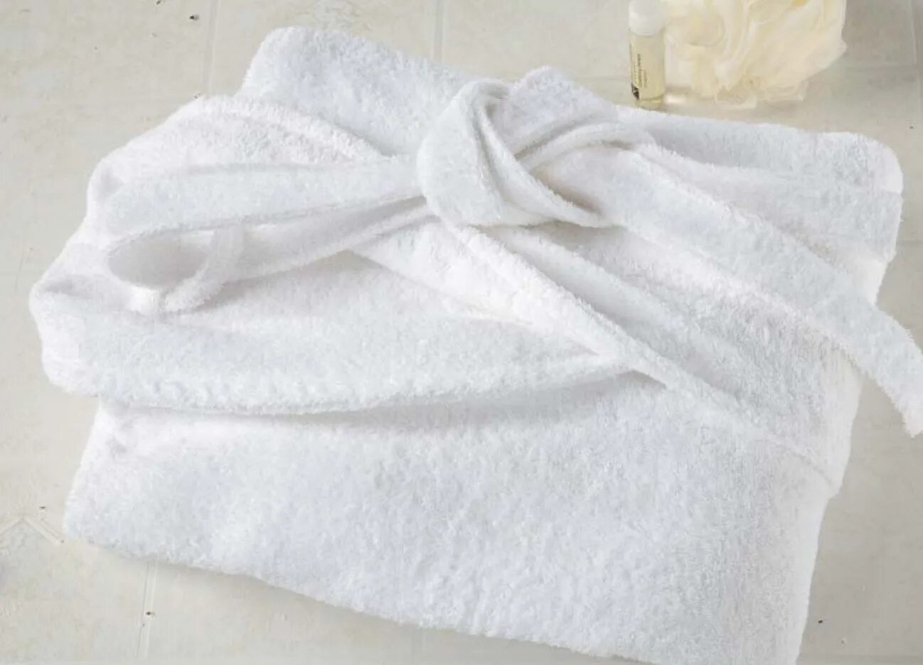 Брошенное полотенце. Махровая белый. Изделия из махровой ткани. Махровый халат Люкс. Одежда из махровой ткани.