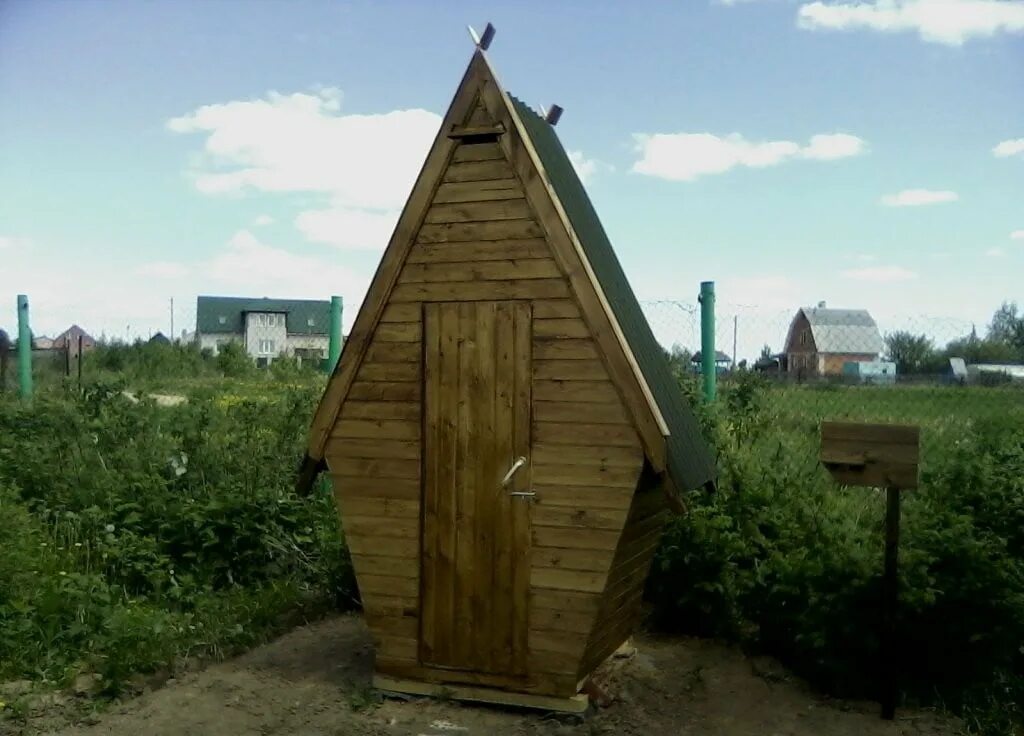 Купить крышу для туалета. Туалет дачный. Туалет на дачном участке. Конструкции уличных туалетов для дачи. Постройка уличного туалета.