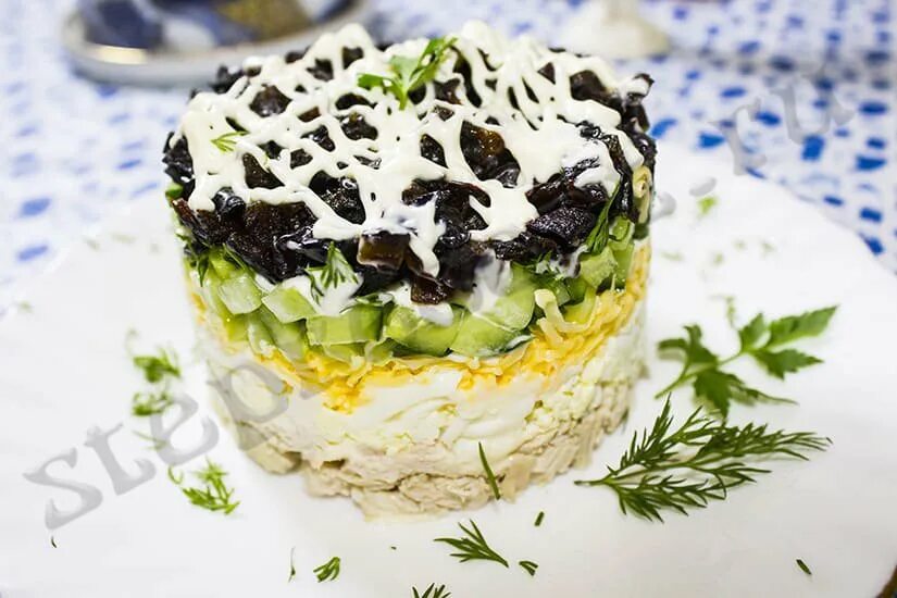 Салат с копчёной курицей и черносливом и грецкими. Салат с черносливом и куриной грудкой и грецкими орехами. Салат с черносливом и огурцом. Салат с курицей и черносливом и свежим огурцом. Салат с черносливом и курицей и грецкими орехами.