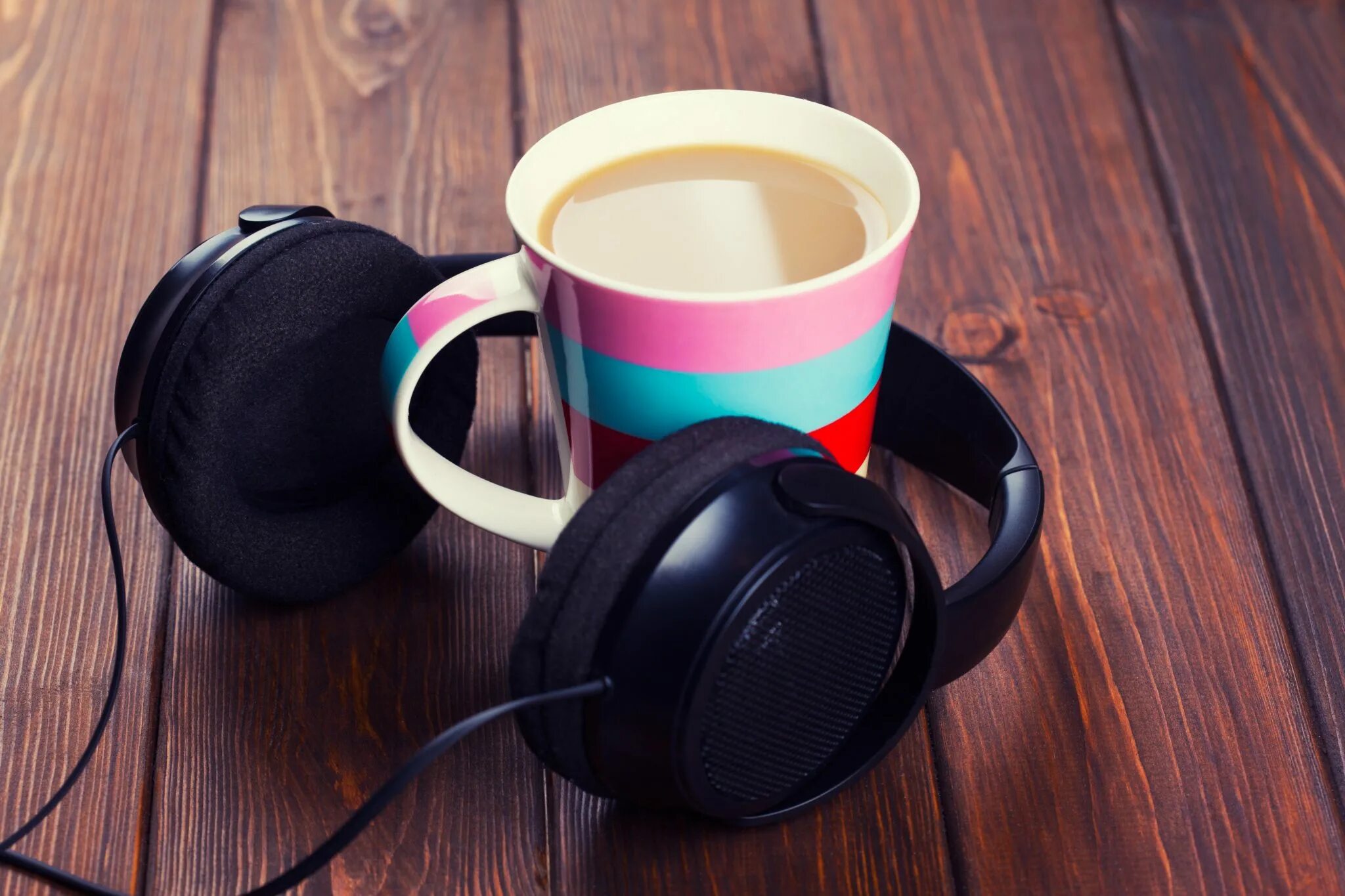 Хорошая утренняя музыка слушать. Кофе и наушники. Чашки для наушников. Кофе с наушниками. Наушники утро.