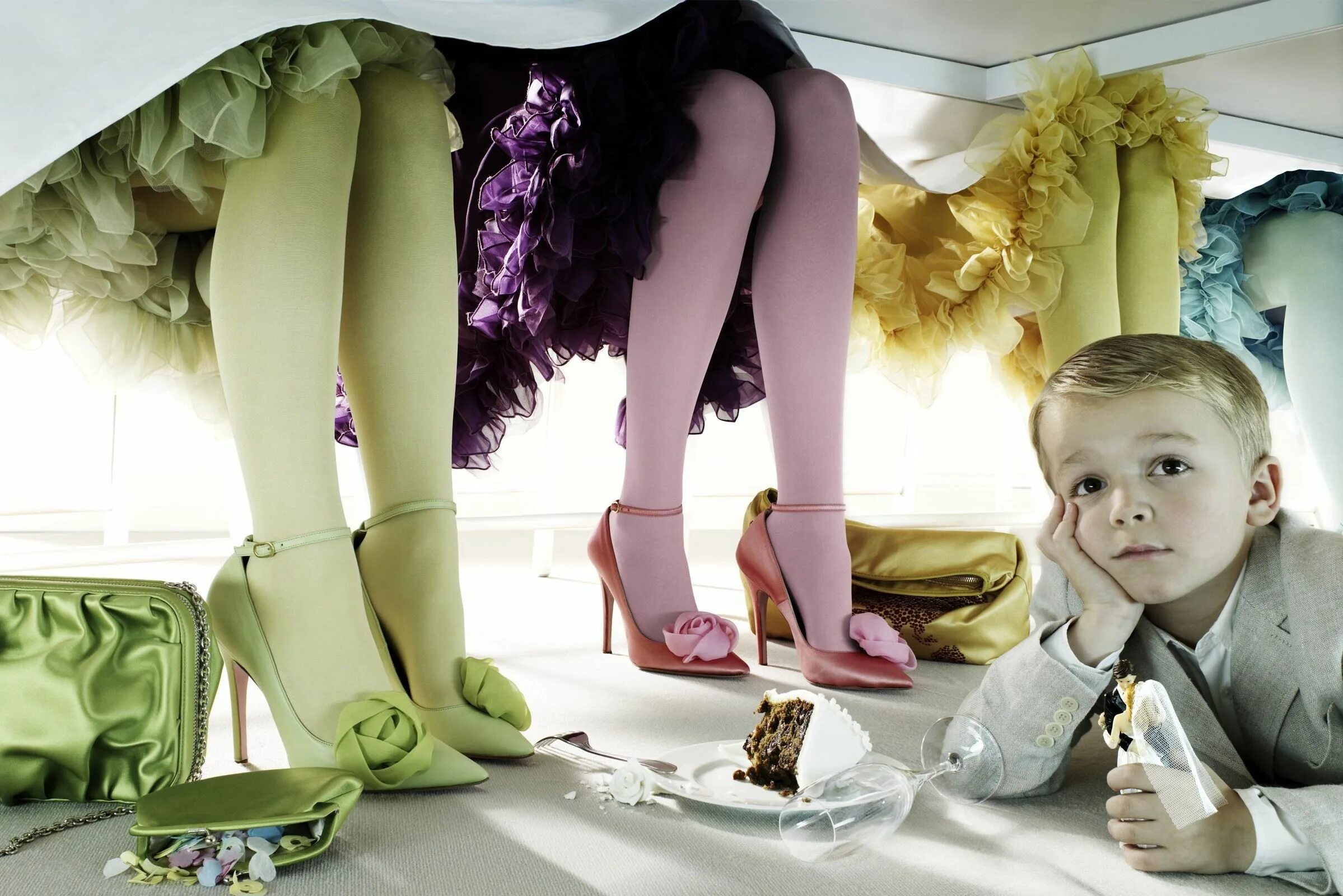 Каблуки для детей. Девочка на каблуках. Обувь для маленьких девочек. Девочка в маминых туфлях. Девочка в маминых туфлях.