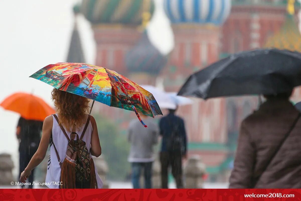 Погулять в москве в плохую погоду. Дождь в москве. дождливое лето в москве. дождь в москве летом. москва лето дождь.