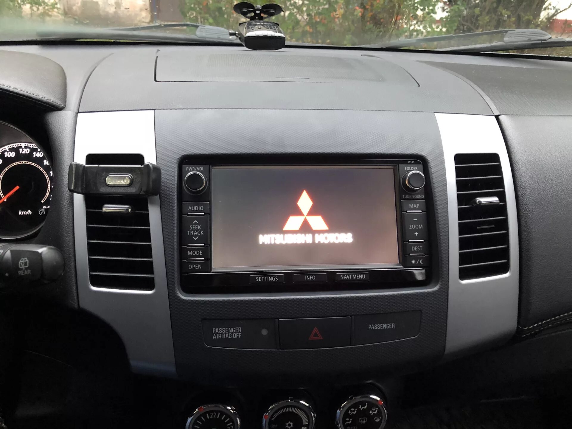Как снять магнитолу outlander Подскажите распиновку колодки магнитолы Outlander 3 2012 Mitsubishi Outlander