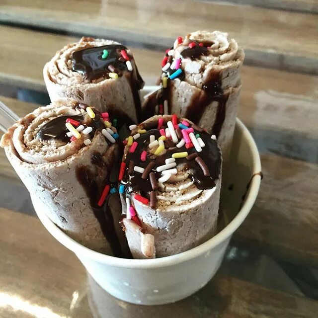 Тайское ролл мороженое. Roll Ice жареное мороженое. Жареное мороженое Таиланд. Ice Cream Roll тайское мороженое.