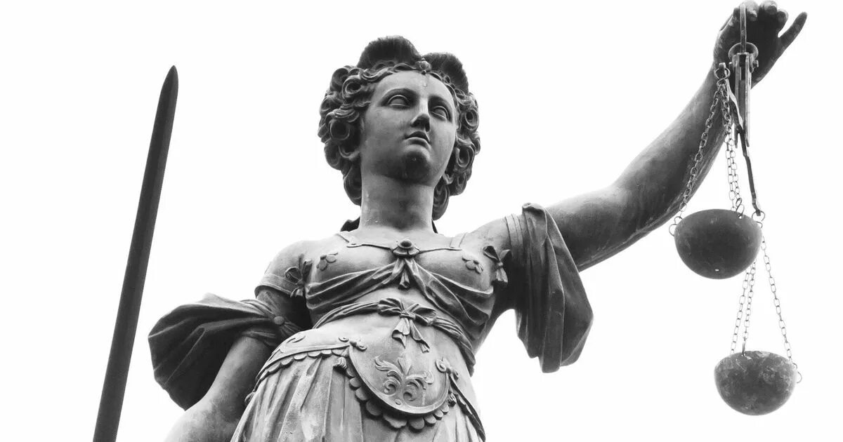Богиня правосудия статуя. Статуя фемиды автор. Фемида статуя на белом фоне. Фемида богиня. Статуя правосудия фемида.